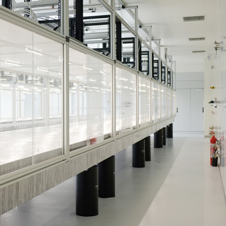 Von der Reinraumdecke abgehängte Einhausung