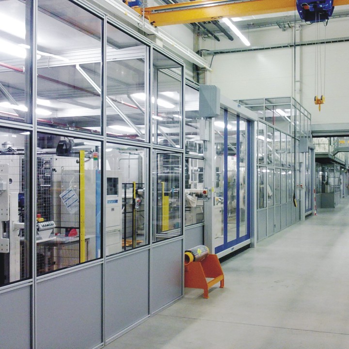 Einhausung für eine Fertigungsanlage